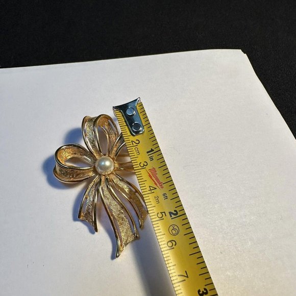 Signed Napier Brooch Pin Gold Tone Bow With Faux Pearl - Picture 4 of 7